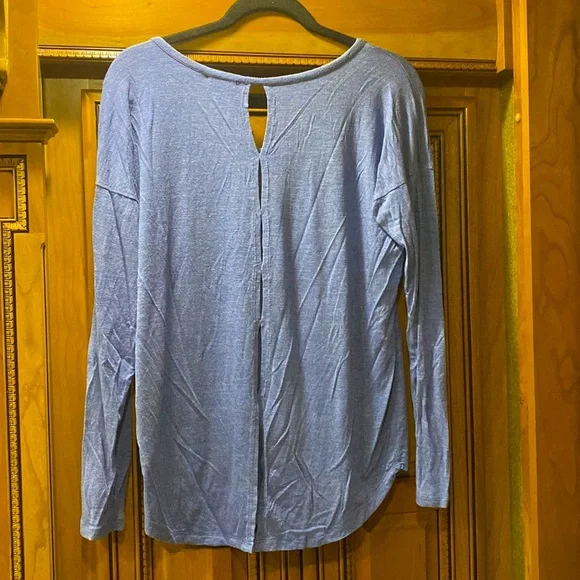 Splendid Long Sleeve T-shirt with cut outs in the back Size Large - Picture 2 of 6